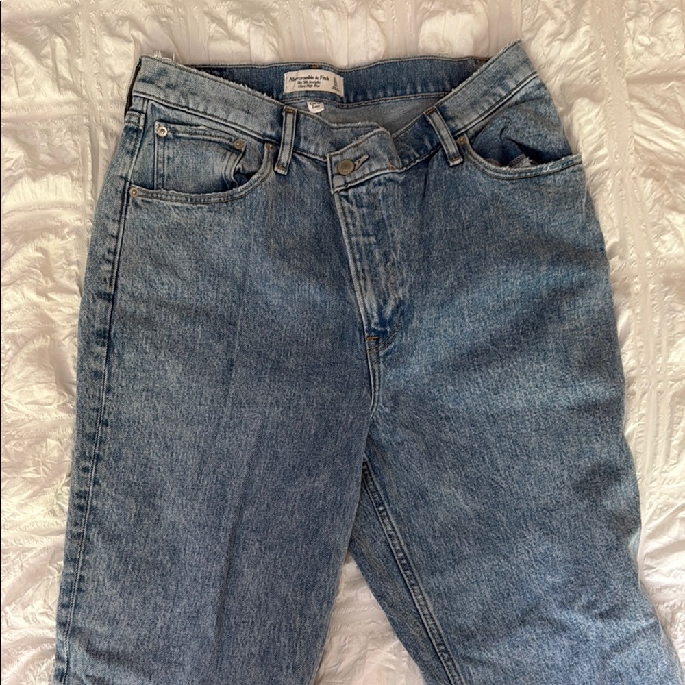 Abercrombie “The 90s Straight Ultra High Rise”